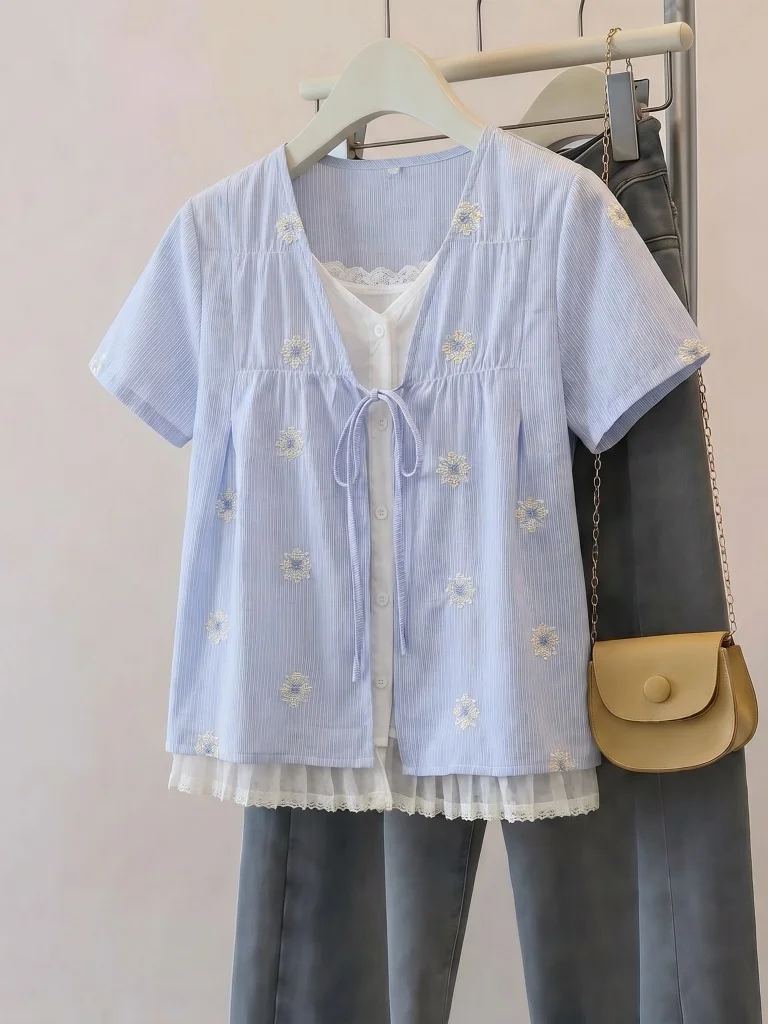 Light Blue V-Neck Short Sleeve Shirt Women's plus Size Doll Shirt Korean Style Commute Fashion Loose Fit Summer New Arrival
Light Blue V-Neck Short Sleeve Shirt Women's plus Size Doll Shirt Korean Style Commute Fashion Loose Fit Summer New Arrival