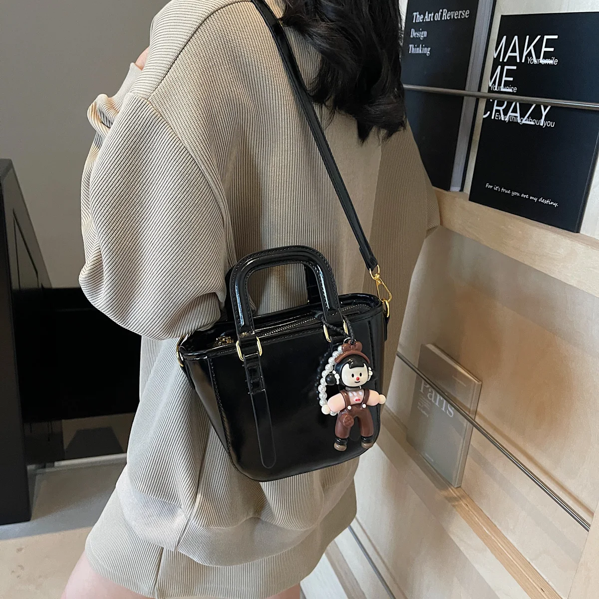 Large Capacity New Versatile Women's Cartoon Single Shoulder Tote Bag Simple Casual Outdoor Commuting Storage Bags
Large Capacity New Versatile Women's Cartoon Single Shoulder Tote Bag Simple Casual Outdoor Commuting Storage Bags