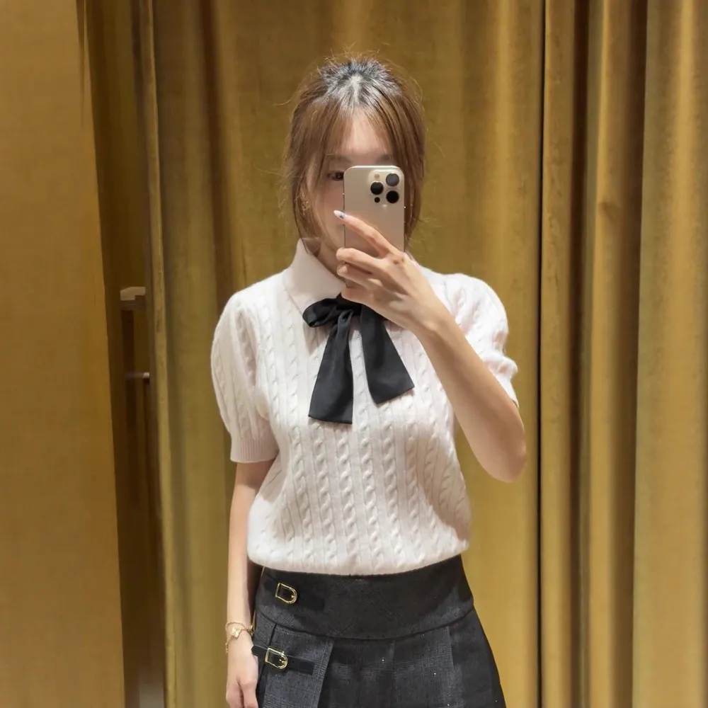 Высококачественная версия вязаного с отложным воротником и узлом, топ во французском стиле, стандартный крой, средняя мягкая повседневная одежда
Высококачественная версия вязаного с отложным воротником и узлом, топ во французском стиле, стандартный крой, средняя мягкая повседневная одежда