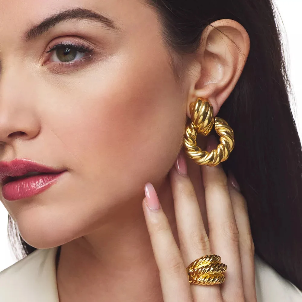 Punk Chunky Polished Golden Domed Ribbed Ear Hoop Twist Doorknocker Huggie Women Drop Clip Earring Retro Jewellery Party Gifts
Punk Chunky Polished Golden Domed Ribbed Ear Hoop Twist Doorknocker Huggie Women Drop Clip Earring Retro Jewellery Party Gifts