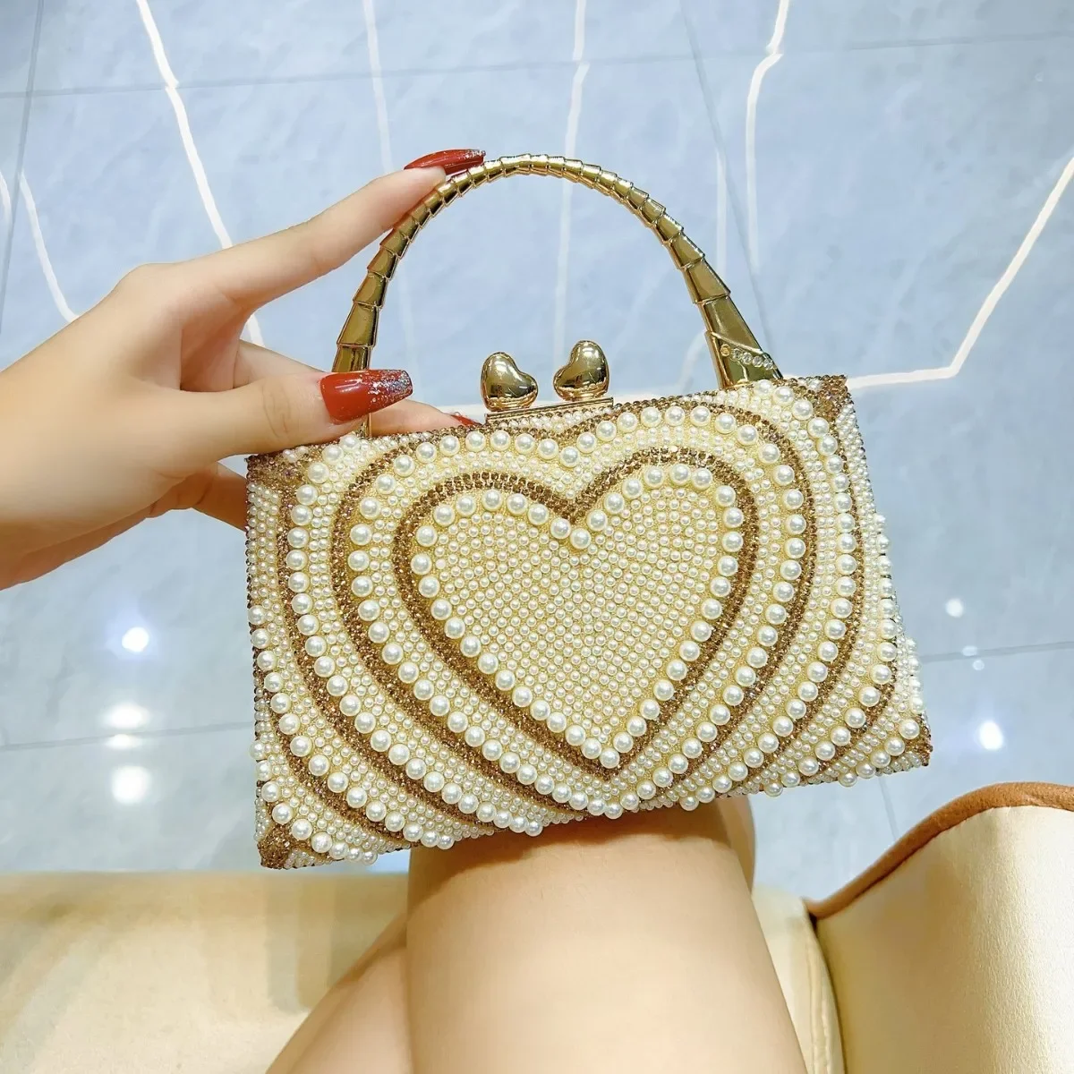 Luxury Pearl Beaded Heart Pattern Small Clutches For Women Metal Handle Handbags Chain Shoulder Bag Wedding Party Evening Bag
Luxury Pearl Beaded Heart Pattern Small Clutches For Women Metal Handle Handbags Chain Shoulder Bag Wedding Party Evening Bag