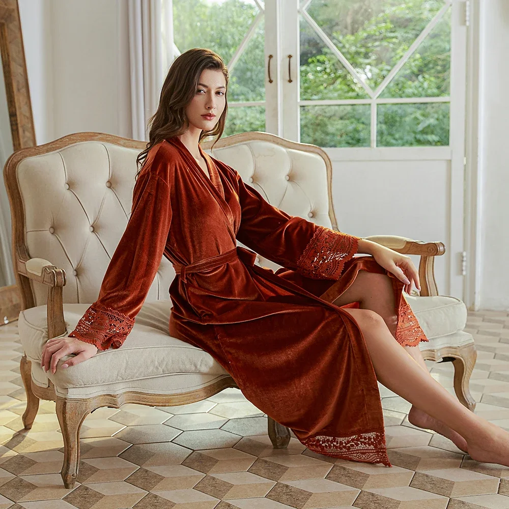 Длинные бархатные халаты с кружевным халатом, женское кимоно для невесты, подружки невесты, вечерние, мягкая женская свадебная домашняя одежда, теплое бархатное платье 
Длинные бархатные халаты с кружевным халатом, женское кимоно для невесты, подружки невесты, вечерние, мягкая женская свадебная домашняя одежда, теплое бархатное платье