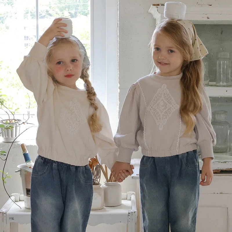 2025 Autumn Korean Children and Girls Hollow Embroidered Lace Round Neck Loose Long-sleeved Sweater
2025 Autumn Korean Children and Girls Hollow Embroidered Lace Round Neck Loose Long-sleeved Sweater