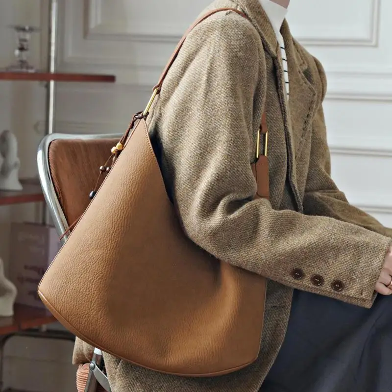 Fashion Bucket Shaped Lychee Patterned Embossed Shoulder Bag Simple And Casual Versatile Large Capacity Portable Women Bag Trend
Fashion Bucket Shaped Lychee Patterned Embossed Shoulder Bag Simple And Casual Versatile Large Capacity Portable Women Bag Trend