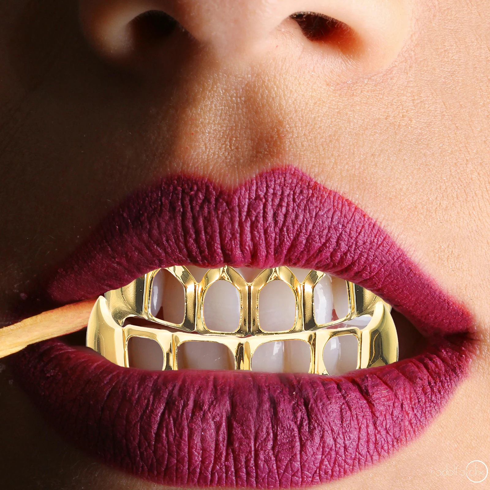 1Set Hollow Out Golden Teeth Grill Sturdy Craftsmanship Adjustable Fit Decorative Braces for Hip Hop Culture Fans Cool Rapper
1Set Hollow Out Golden Teeth Grill Sturdy Craftsmanship Adjustable Fit Decorative Braces for Hip Hop Culture Fans Cool Rapper