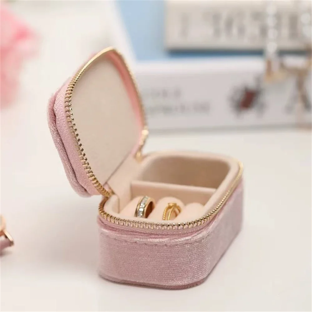 Velvet Jewelry Storage Box Portable Travel Organizer Bridesmaid Gift Set Elegant Ring Earring Display Case Wedding Party Favor
Velvet Jewelry Storage Box Portable Travel Organizer Bridesmaid Gift Set Elegant Ring Earring Display Case Wedding Party Favor