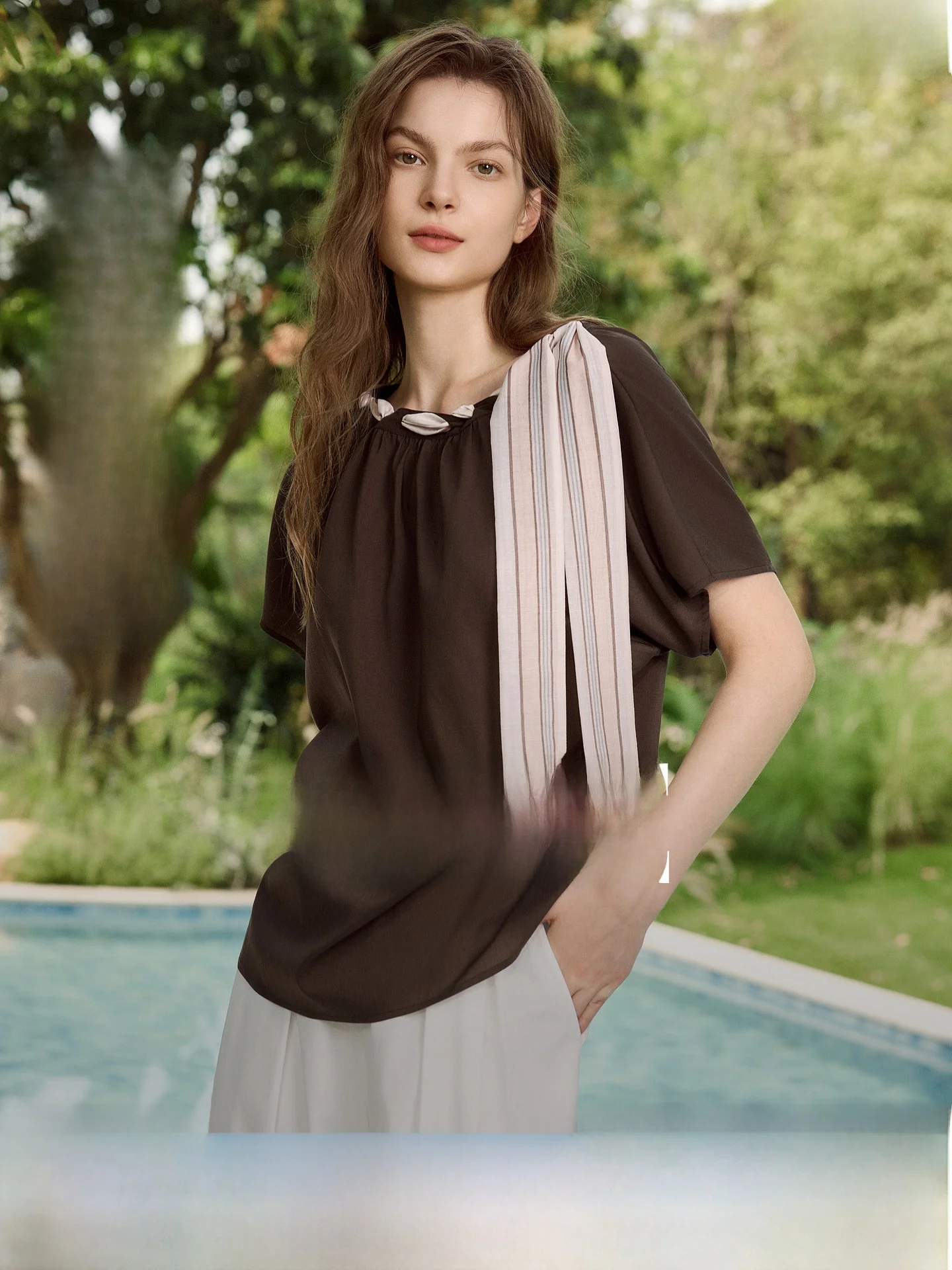 ELLE Coffee Short Sleeve One-Shoulder Shirt Women's Summer New Belted Vintage Style Loose Fit Top Fashionable Casual Wear
ELLE Coffee Short Sleeve One-Shoulder Shirt Women's Summer New Belted Vintage Style Loose Fit Top Fashionable Casual Wear