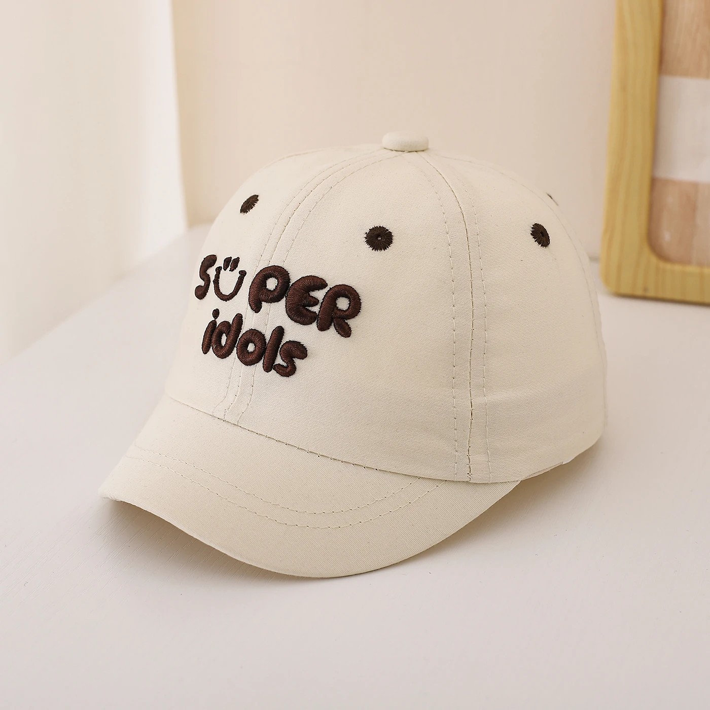 Korean-style cute and gentle smiling face Super Idols embroidered baseball cap, suitable for both boys and girls for daily use.
Korean-style cute and gentle smiling face Super Idols embroidered baseball cap, suitable for both boys and girls for daily use.