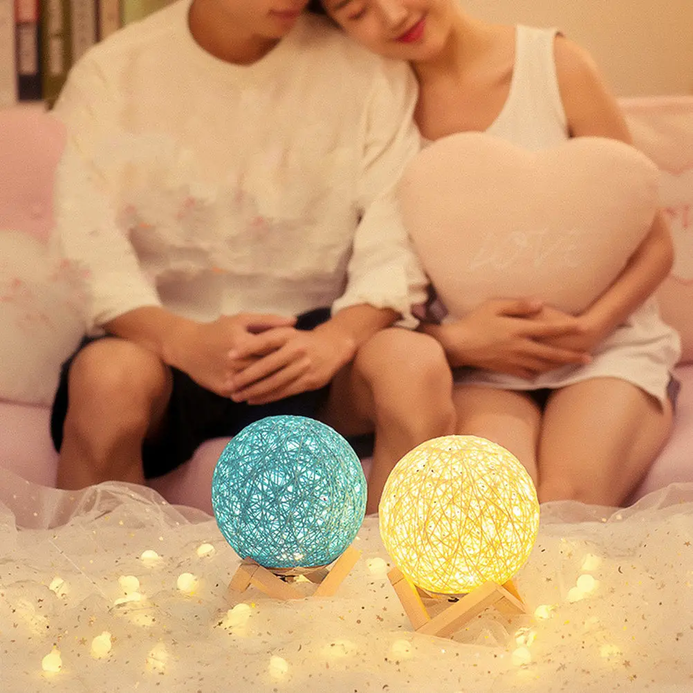 Rattan Ball Table Lamp Modern Wooden Frame Projector Lamp for Bedside Desk Hallway Dining Area Warm LED Compatible
Rattan Ball Table Lamp Modern Wooden Frame Projector Lamp for Bedside Desk Hallway Dining Area Warm LED Compatible