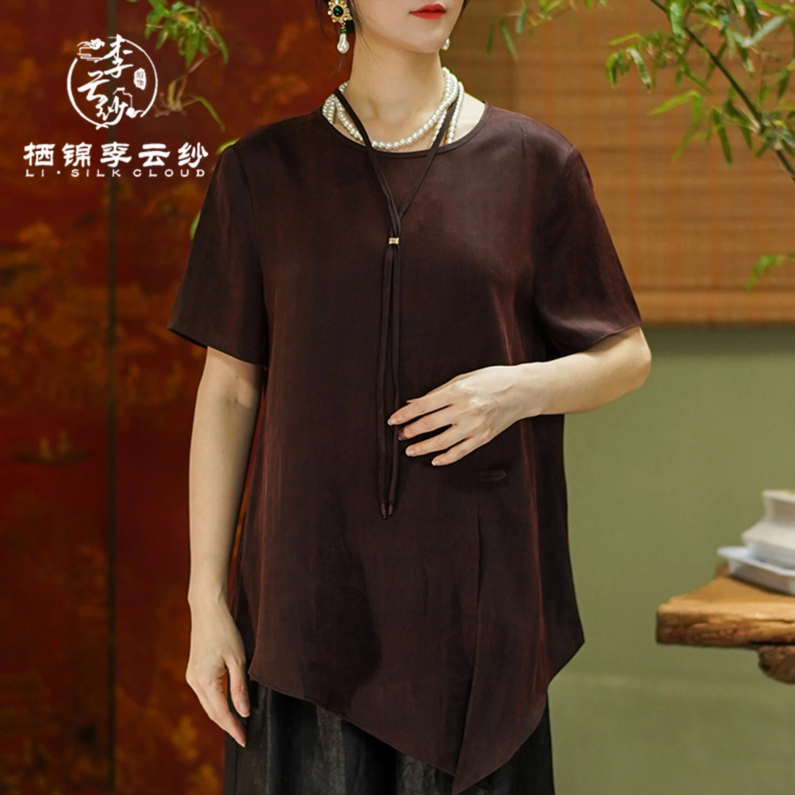LI SILK CLOUD Short Sleeve Blouse Pure Color- with Long Thin Attached Tie & Pearl Buttons – Elegant Women's Top (Dark Brown)
LI SILK CLOUD Short Sleeve Blouse Pure Color- with Long Thin Attached Tie & Pearl Buttons – Elegant Women's Top (Dark Brown)