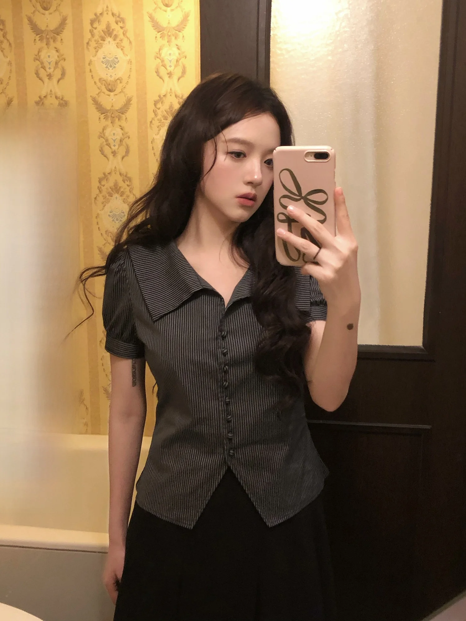 Ретро-топ Neurcz в полоску с V-образным вырезом и рукавами-фонариками, женский летний дизайнерский топ приталенного кроя с воротником и утяжкой на талии, дышащий
Ретро-топ Neurcz в полоску с V-образным вырезом и рукавами-фонариками, женский летний дизайнерский топ приталенного кроя с воротником и утяжкой на талии, дышащий