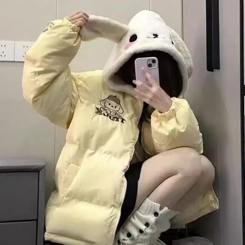 Милый пуховик Sanrios с помпоном Purins, женский зимний пуховик с рисунком My Melody, свободное утепленное пальто с капюшоном, теплая хлопковая одежда для студенток и девочек
Милый пуховик Sanrios с помпоном Purins, женский зимний пуховик с рисунком My Melody, свободное утепленное пальто с капюшоном, теплая хлопковая одежда для студенток и девочек