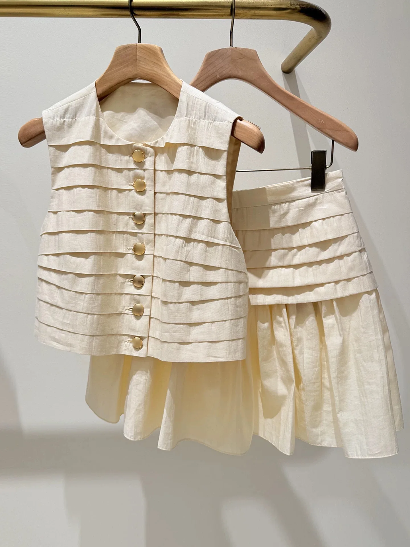M Home Spring Summer New Style Apricot Metal Single Button Pleated Vest Sleeveless Top Women's Fashion Cotton Blend Vest
M Home Spring Summer New Style Apricot Metal Single Button Pleated Vest Sleeveless Top Women's Fashion Cotton Blend Vest