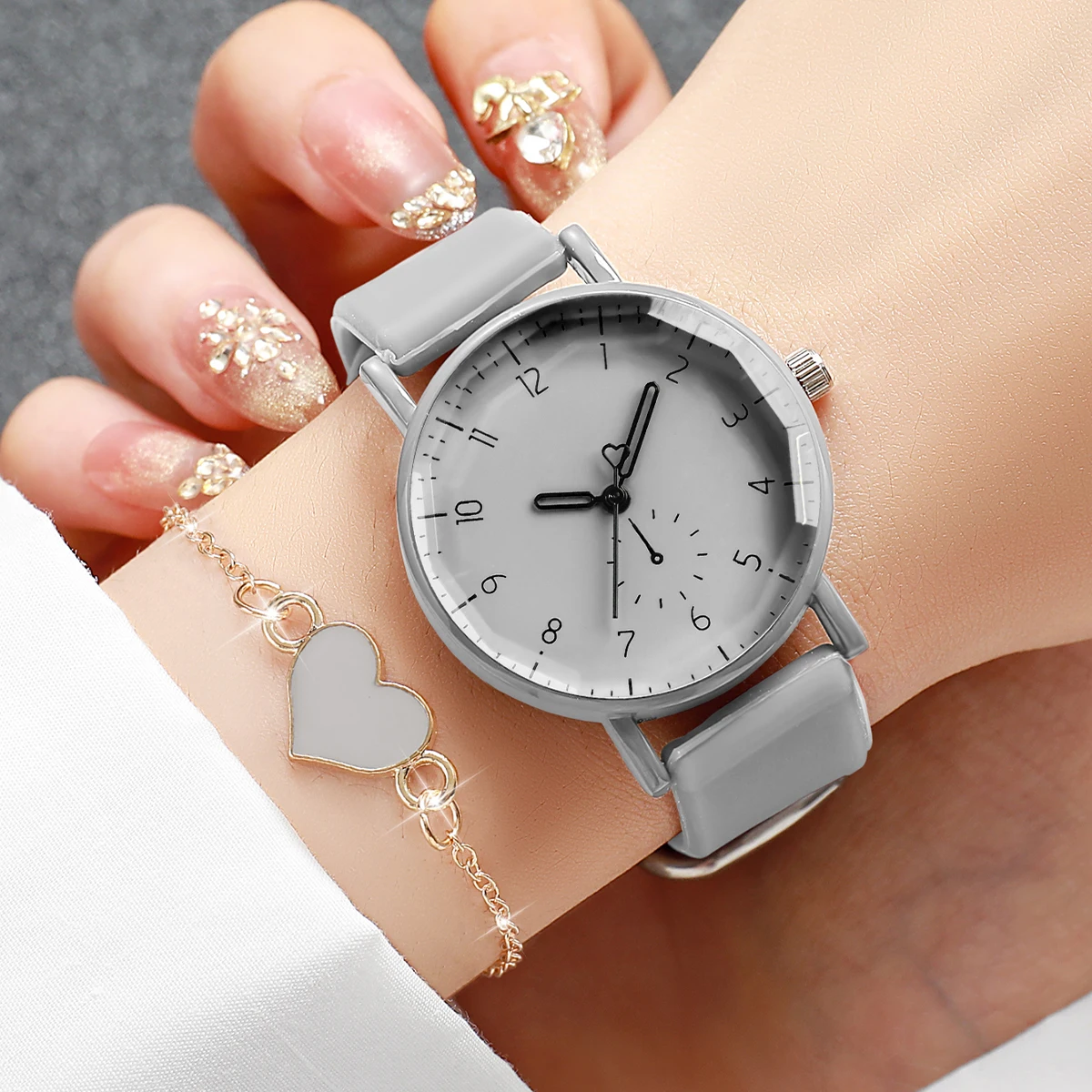 2PCS Fashion Silicone Band Women Watches Simple Arabic Dial Quartz Wristwatch Heart Bracelet Set Reloj Mujer (Without Box)
2PCS Fashion Silicone Band Women Watches Simple Arabic Dial Quartz Wristwatch Heart Bracelet Set Reloj Mujer (Without Box)