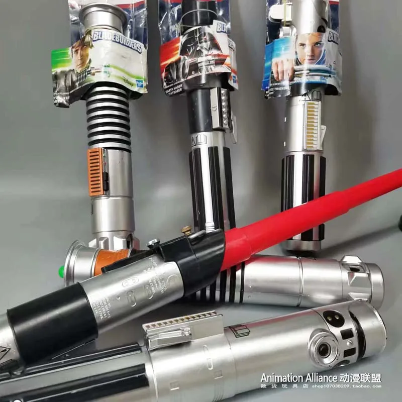 Hasbro genuine bulk Star Wars retractable lightsaber throwing sword (non-glowing lightsaber) tide play ornaments collection
Hasbro genuine bulk Star Wars retractable lightsaber throwing sword (non-glowing lightsaber) tide play ornaments collection