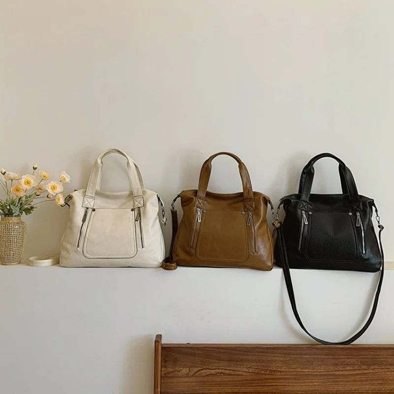 Fashionable Trendy Stylish Crossbody Bag With Letter Logo For Women Minimalist Vintage Casual Business Leisure Messenger
Fashionable Trendy Stylish Crossbody Bag With Letter Logo For Women Minimalist Vintage Casual Business Leisure Messenger