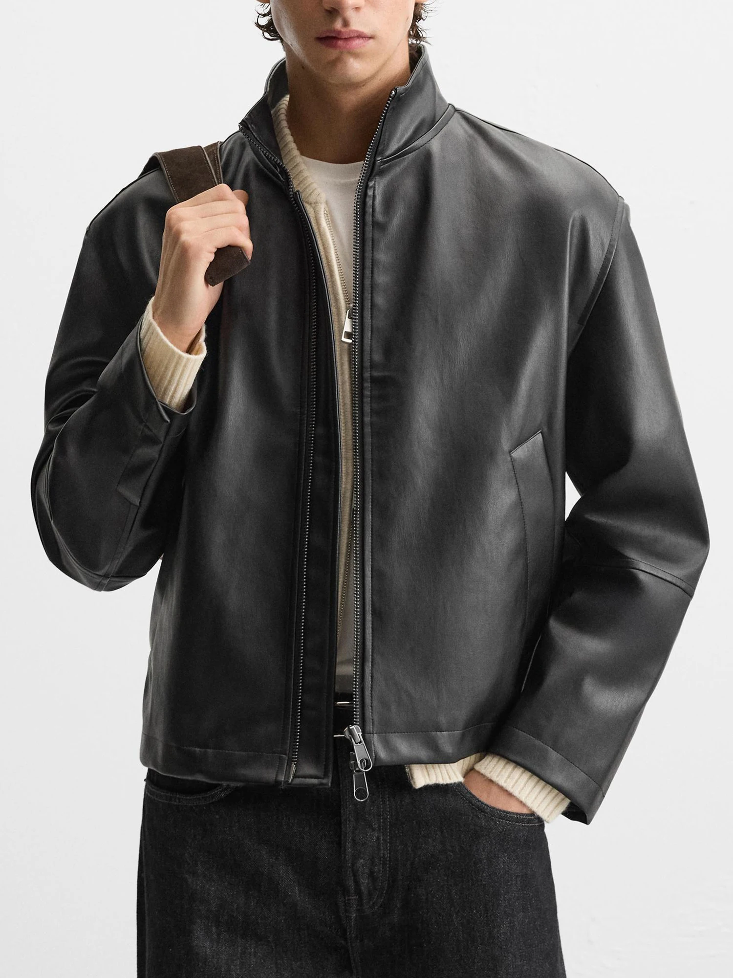 Spring New Arrival Men's Faion Urban Sle ort Length PU Leather Jaet Loose Fit Zipper Closure Side ket Decorated
Spring New Arrival Men's Faion Urban Sle ort Length PU Leather Jaet Loose Fit Zipper Closure Side ket Decorated