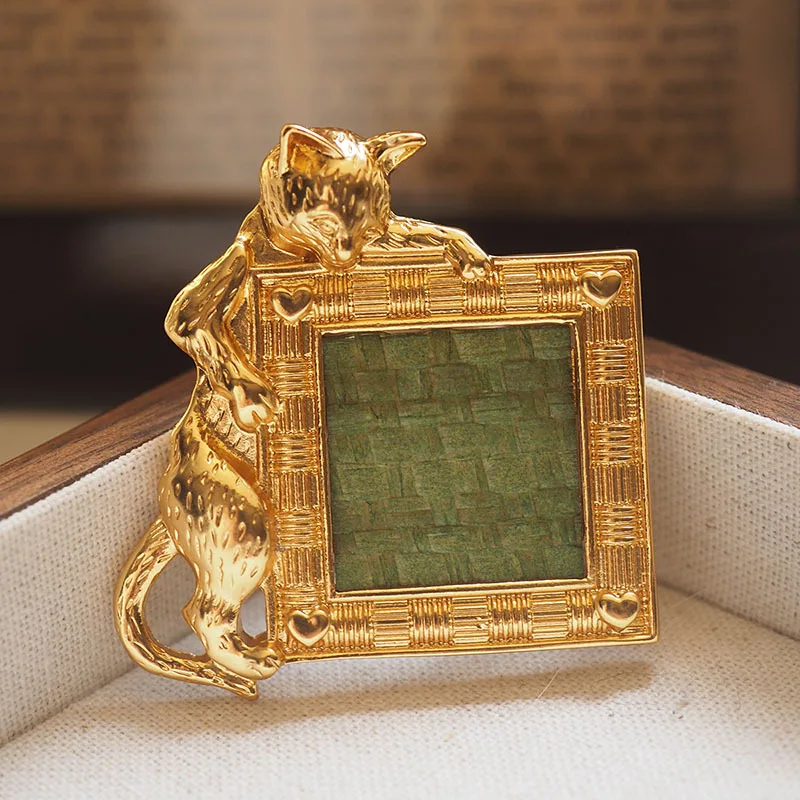 European and American Retro Fashion Gold-plated Cat Picture Frame Style Brooch Women's Light Luxury Suit Accessories
European and American Retro Fashion Gold-plated Cat Picture Frame Style Brooch Women's Light Luxury Suit Accessories