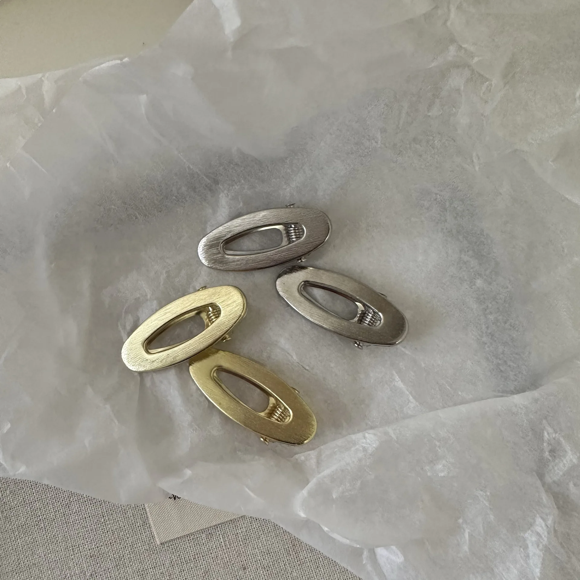 Premium Alloy Hair Clips Brushed Metal Small Duck Bill for Women Side Bangs Hollow Oval Design Elegant Simple Portable
Premium Alloy Hair Clips Brushed Metal Small Duck Bill for Women Side Bangs Hollow Oval Design Elegant Simple Portable