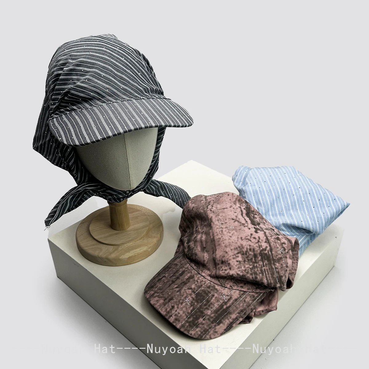New Women Retro Hotfix Rhinestone Striped Bandhnu Visors Hats Sunshade Personal Versatile Bandhnu Peaked Caps Fashion Korean ins
New Women Retro Hotfix Rhinestone Striped Bandhnu Visors Hats Sunshade Personal Versatile Bandhnu Peaked Caps Fashion Korean ins