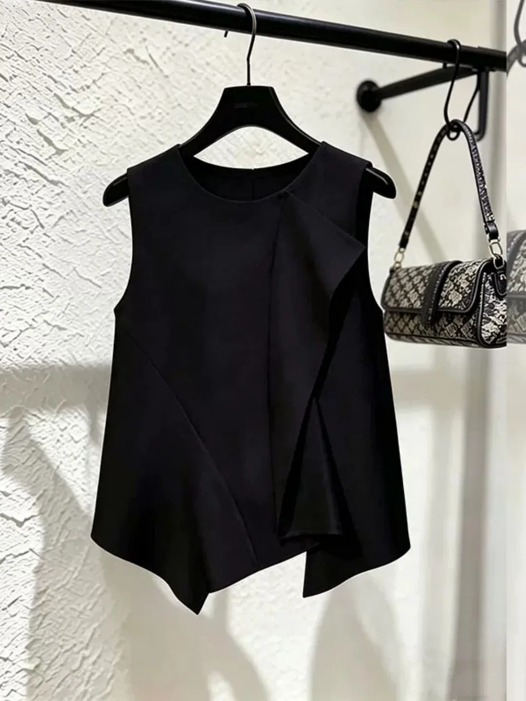 Elegant Intellectual Sleeveless Vest Asymmetric Design Slimming Top Fashionable Versatile Small Shirt Korean Style Straight Cut
Elegant Intellectual Sleeveless Vest Asymmetric Design Slimming Top Fashionable Versatile Small Shirt Korean Style Straight Cut