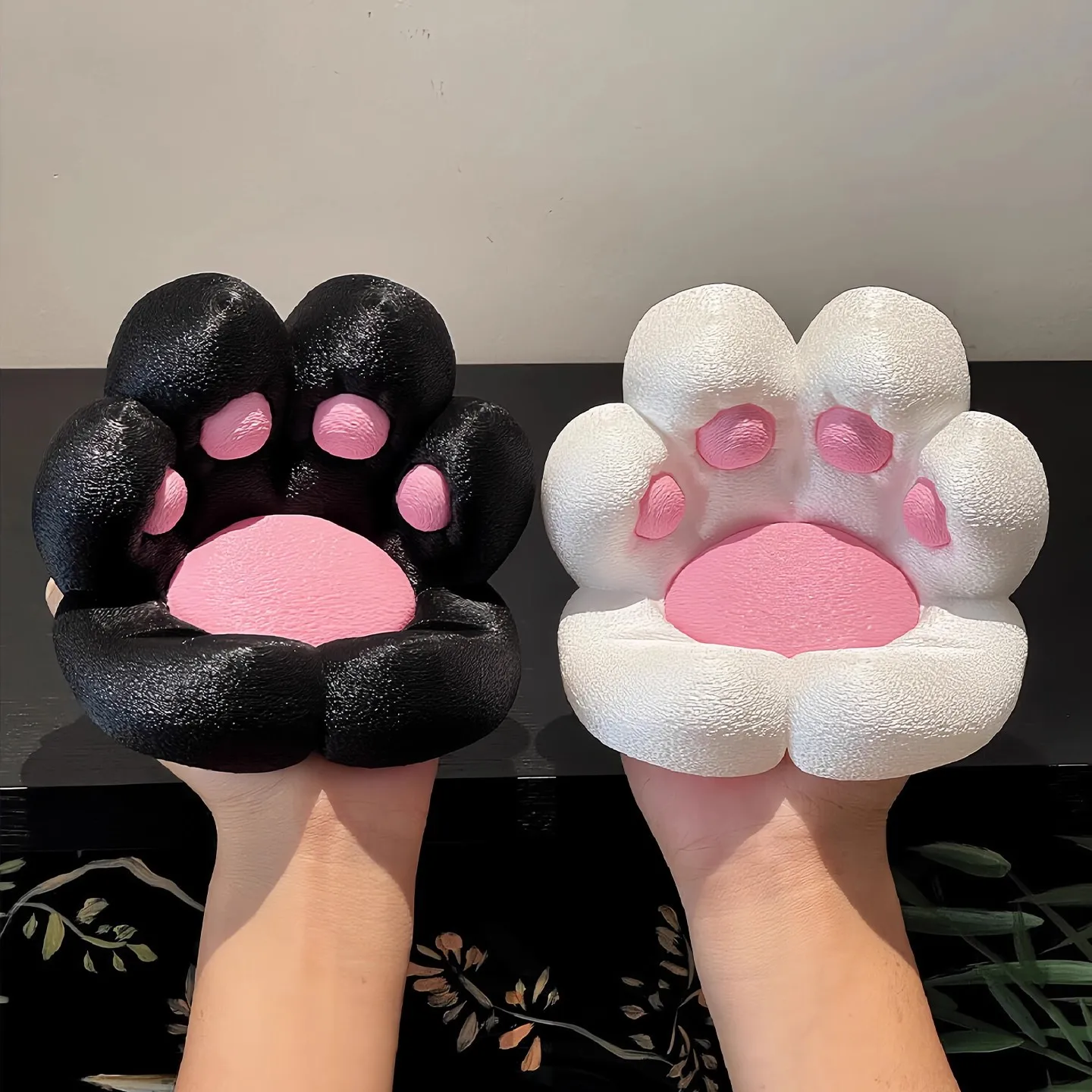 New Cute Cat Paw Mobile Phone Stand Desktop Cat Pen Holder Paper Clip Storage Can Office Stationery Small Ornaments Cute Pets
New Cute Cat Paw Mobile Phone Stand Desktop Cat Pen Holder Paper Clip Storage Can Office Stationery Small Ornaments Cute Pets