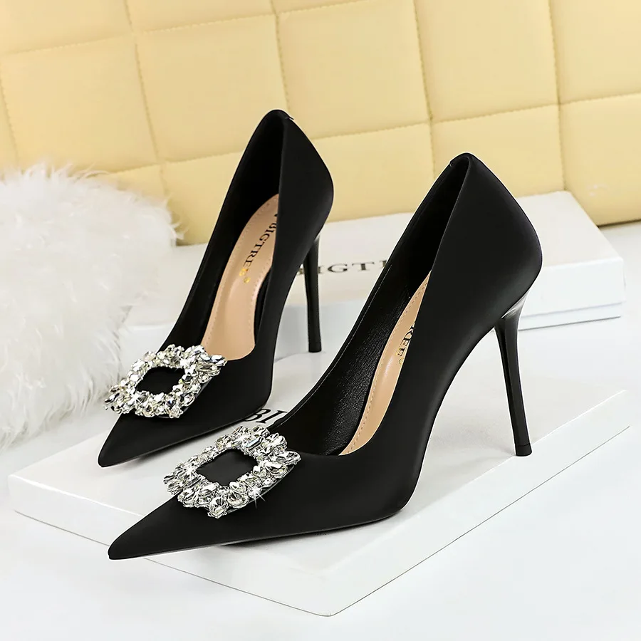 Women's Fashion Banquet Slim Ultra High Heels Shallow Mouth Pointed Water Diamond Button Single Shoes Women Pumps туфли женские
Women's Fashion Banquet Slim Ultra High Heels Shallow Mouth Pointed Water Diamond Button Single Shoes Women Pumps туфли женские