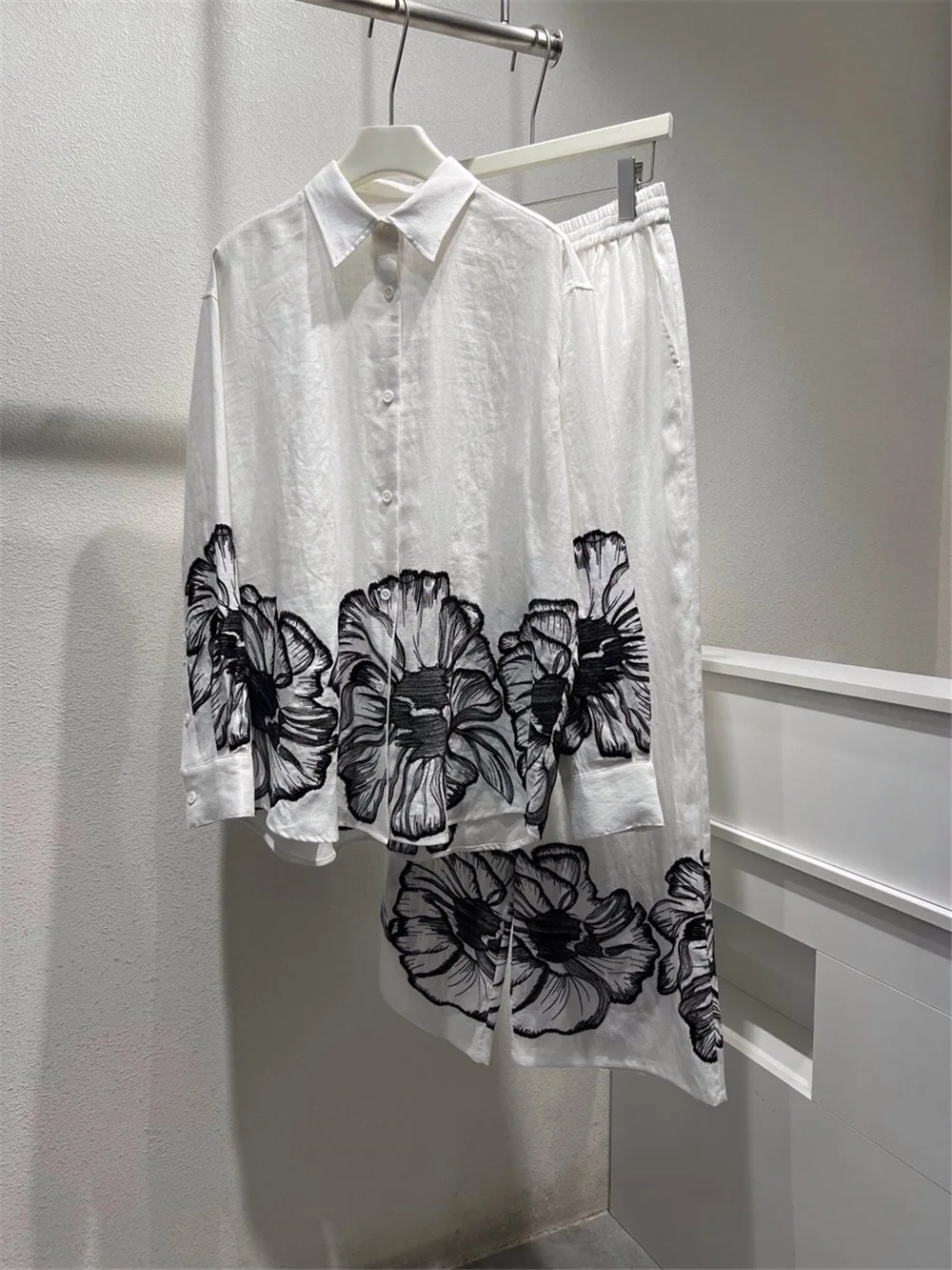 Women's Linen Flower Embroidery Lapel Temperament Shirt+Elastic Waist Wide-Leg Pants Suit
Women's Linen Flower Embroidery Lapel Temperament Shirt+Elastic Waist Wide-Leg Pants Suit