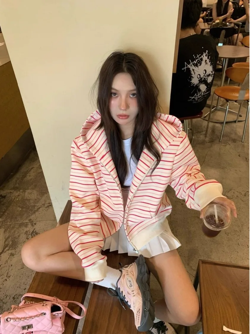 Розовая полосатая толстовка-кардиган женская свободного кроя в корейском стиле, на раннюю осень, повседневная, с открытым передом, длинными рукавами, из полиэстера
Розовая полосатая толстовка-кардиган женская свободного кроя в корейском стиле, на раннюю осень, повседневная, с открытым передом, длинными рукавами, из полиэстера