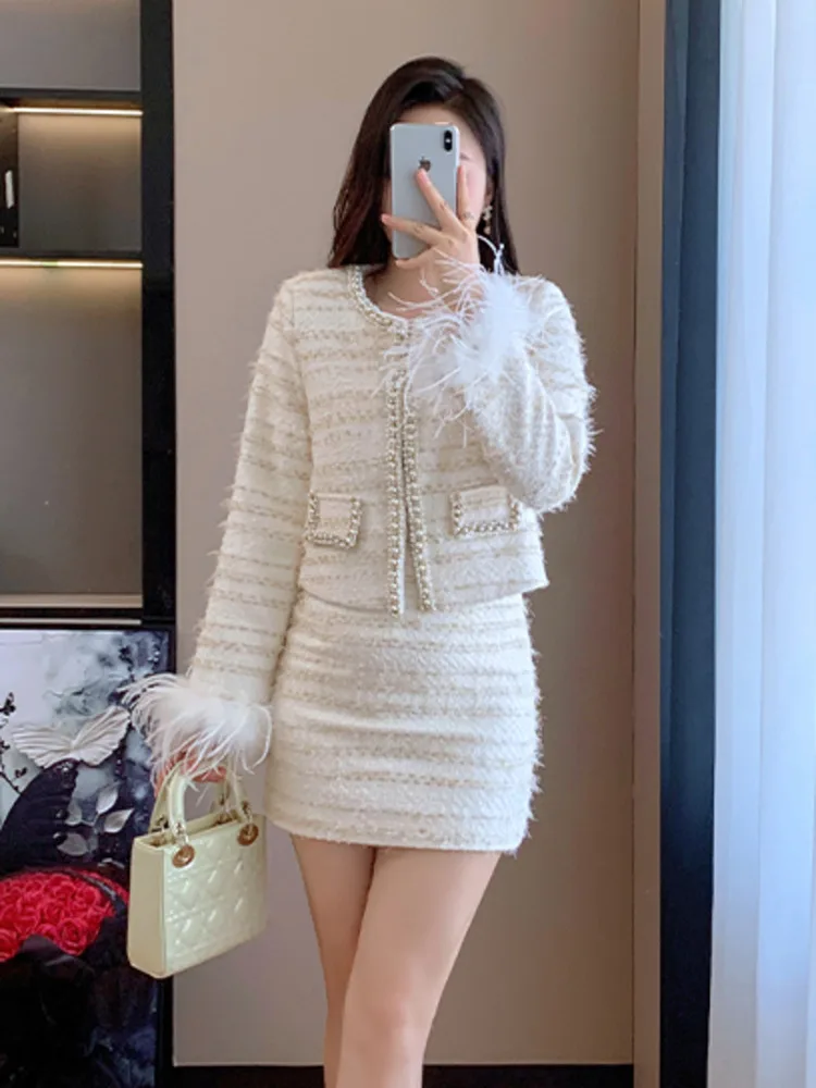 Высококачественный роскошный твидовый комплект с бисером для женщин, французская мода, маленькая ароматная куртка, пальто + юбка, наряды из двух предметов
Высококачественный роскошный твидовый комплект с бисером для женщин, французская мода, маленькая ароматная куртка, пальто + юбка, наряды из двух предметов
