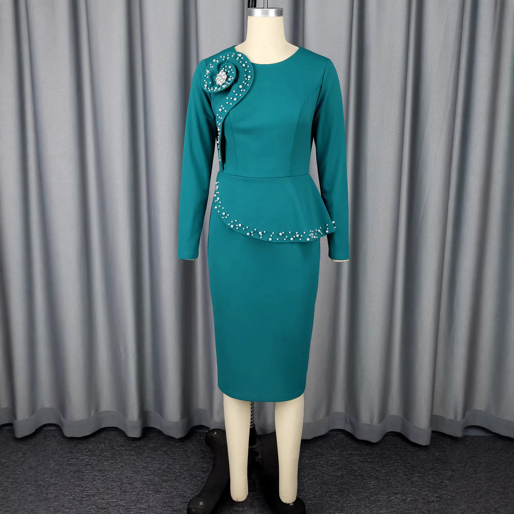 Африканская одежда Дашики Африканские вечерние платья для женщин Весеннее африканское облегающее платье миди с длинными рукавами и круглым вырезом из полиэстера
Африканская одежда Дашики Африканские вечерние платья для женщин Весеннее африканское облегающее платье миди с длинными рукавами и круглым вырезом из полиэстера