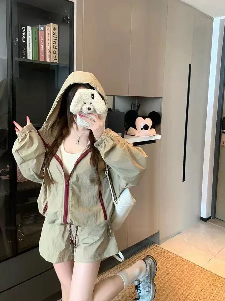 Summer Hooded Sun Protection Jacket Set Women Y2K Fashion Patchwork Elastic Casual Shorts Korean Loose All Match Sports Suit
Summer Hooded Sun Protection Jacket Set Women Y2K Fashion Patchwork Elastic Casual Shorts Korean Loose All Match Sports Suit