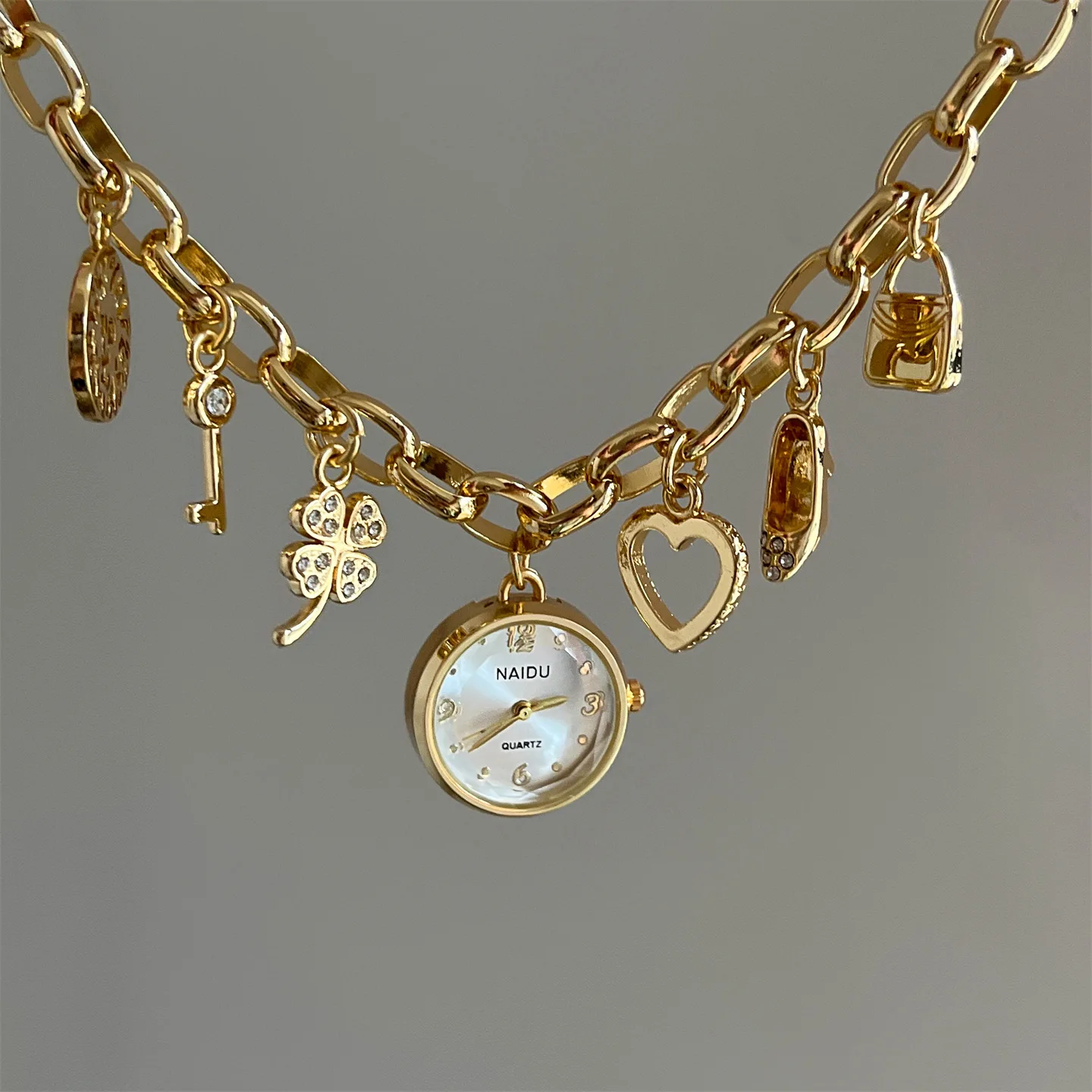 Love Charm браслет женские часы в стиле хип-хоп крутой стиль кварцевые наручные часы женские модные золотые серебряные часы Relojes De Mujer
Love Charm браслет женские часы в стиле хип-хоп крутой стиль кварцевые наручные часы женские модные золотые серебряные часы Relojes De Mujer