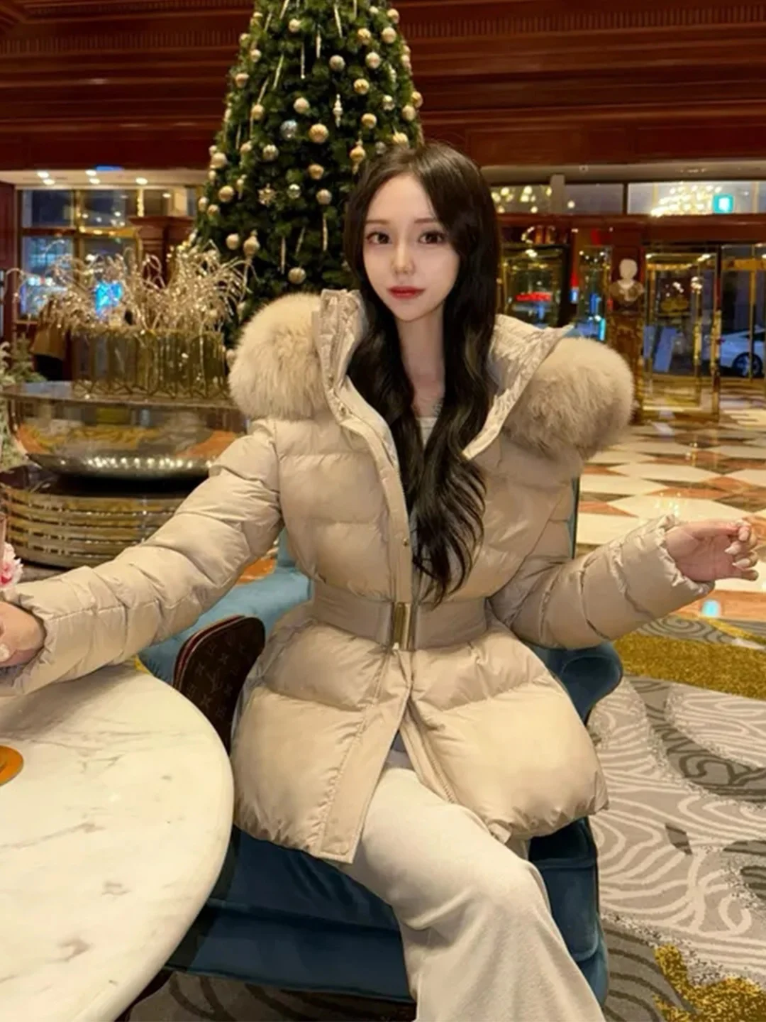 Стильный женский пуховик средней длины, новая зимняя модель, облегающий, не объемный, с высокой талией, в корейском стиле, для повседневной носки.
Стильный женский пуховик средней длины, новая зимняя модель, облегающий, не объемный, с высокой талией, в корейском стиле, для повседневной носки.