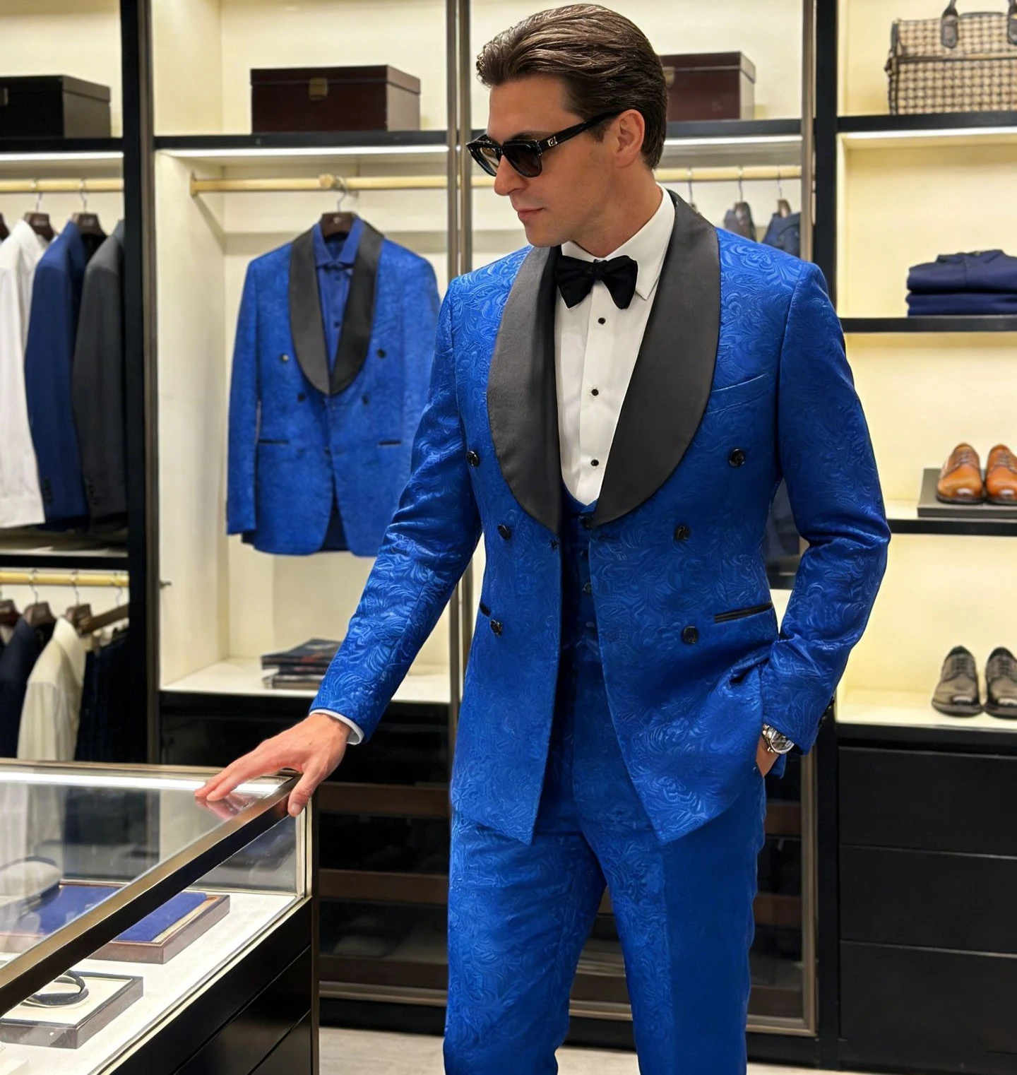 Men's Two-piece Suit for Spring and Fall, Featuring A Red Jacquard Jacket Paired with Black Pants—perfect for Weddings Parties.
Men's Two-piece Suit for Spring and Fall, Featuring A Red Jacquard Jacket Paired with Black Pants—perfect for Weddings Parties.