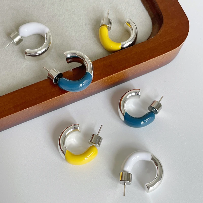 Simple geometric enamel contrast earrings for women summer new girls chic ear accessory
Simple geometric enamel contrast earrings for women summer new girls chic ear accessory