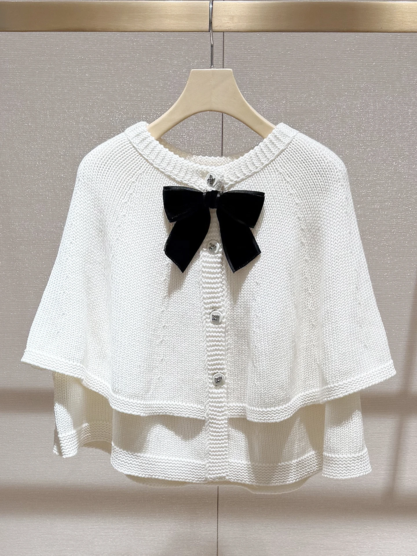 Anti-Aging Knot round Ne Ladies' Cardigan Knitted Sweater Spring 2026 Sweet Sle Lightweight Luxury Knitwear
Anti-Aging Knot round Ne Ladies' Cardigan Knitted Sweater Spring 2026 Sweet Sle Lightweight Luxury Knitwear
