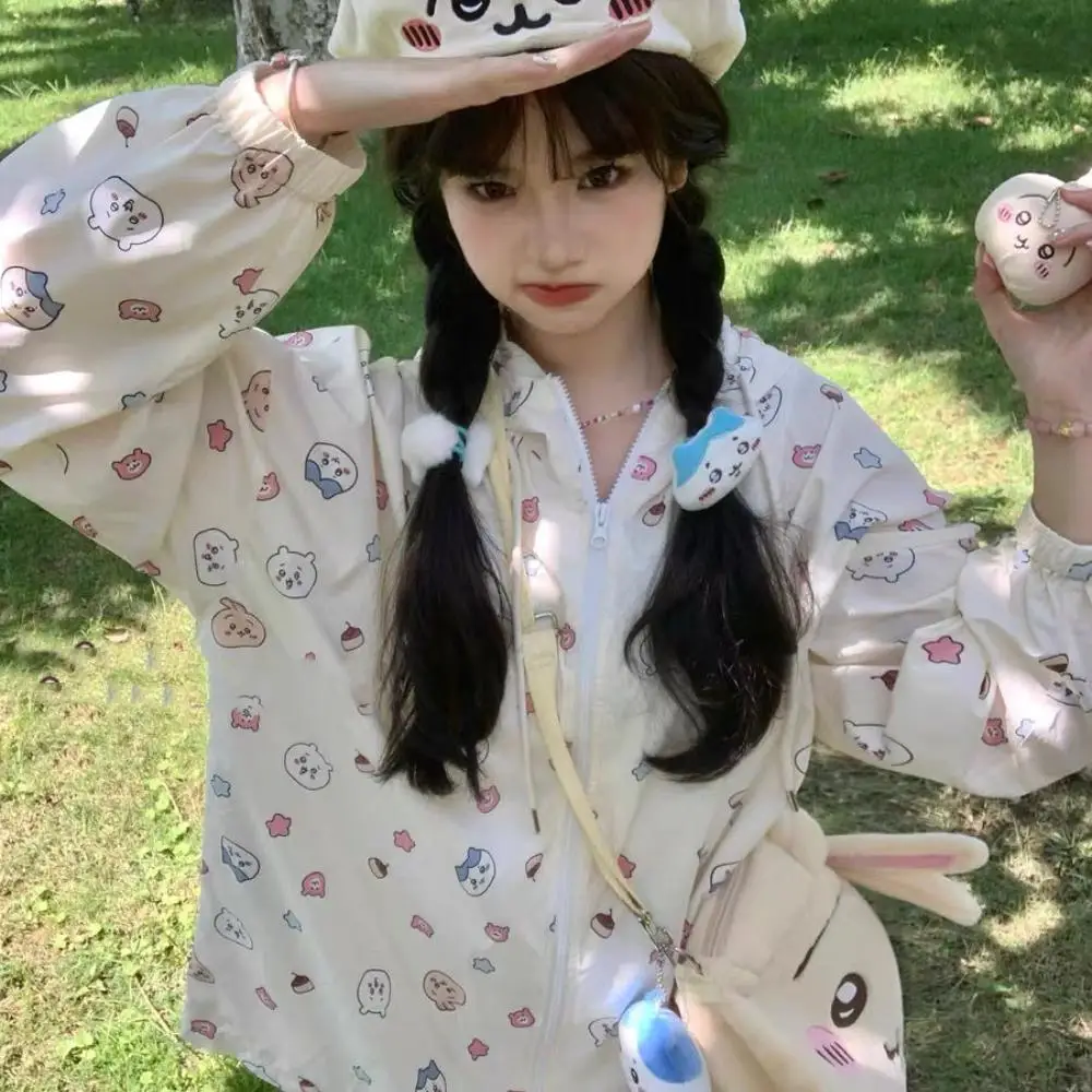 Kawaii Chiikawass мультфильм Солнцезащитная одежда для девушек летняя тонкая Свободная куртка на молнии мультфильм Usagis студенческое универсальное пальто
Kawaii Chiikawass мультфильм Солнцезащитная одежда для девушек летняя тонкая Свободная куртка на молнии мультфильм Usagis студенческое универсальное пальто