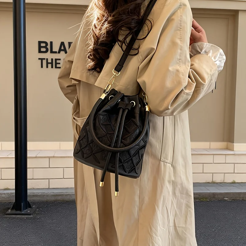 Женская винтажная сумка-ведро с регулируемым ремнем и застежкой на шнурке, вышитая сумка-тоут для повседневного использования и вечеринок
Женская винтажная сумка-ведро с регулируемым ремнем и застежкой на шнурке, вышитая сумка-тоут для повседневного использования и вечеринок