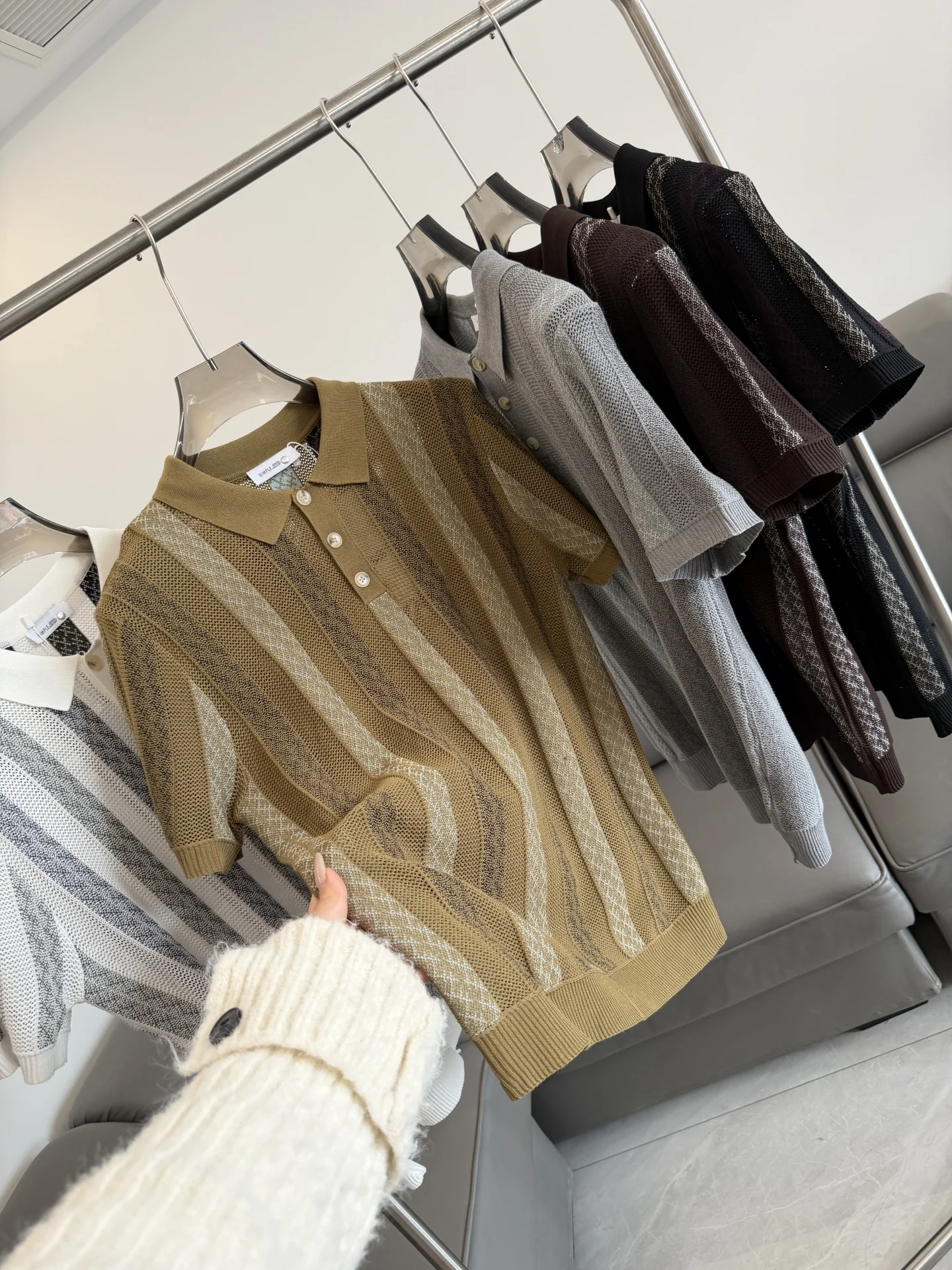 Мужская вязаная рубашка Ele с отложным воротником, дышащая, с пушистой текстурой, для весны и лета, удобная и модная
Мужская вязаная рубашка Ele с отложным воротником, дышащая, с пушистой текстурой, для весны и лета, удобная и модная