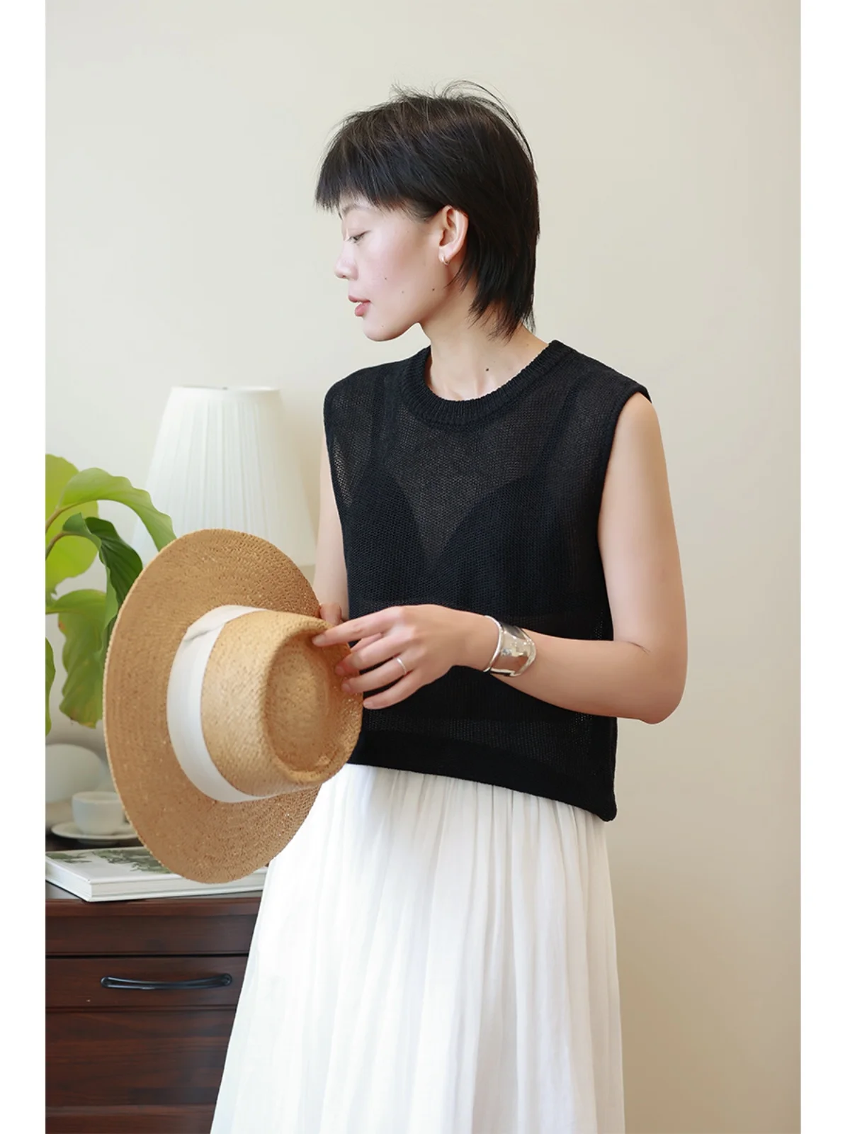 Новая женская летняя майка Slim Fit из хлопкового трикотажа с круглым вырезом, тонкая, из шелковистой ткани, для повседневной носки
Новая женская летняя майка Slim Fit из хлопкового трикотажа с круглым вырезом, тонкая, из шелковистой ткани, для повседневной носки