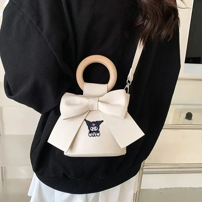 Sanrio Cartoon Cute Handbag Bucket Bag hello kitty Bow Messenger Bag Women kuromi Summer New Fashion Shoulder Bag
Sanrio Cartoon Cute Handbag Bucket Bag hello kitty Bow Messenger Bag Women kuromi Summer New Fashion Shoulder Bag