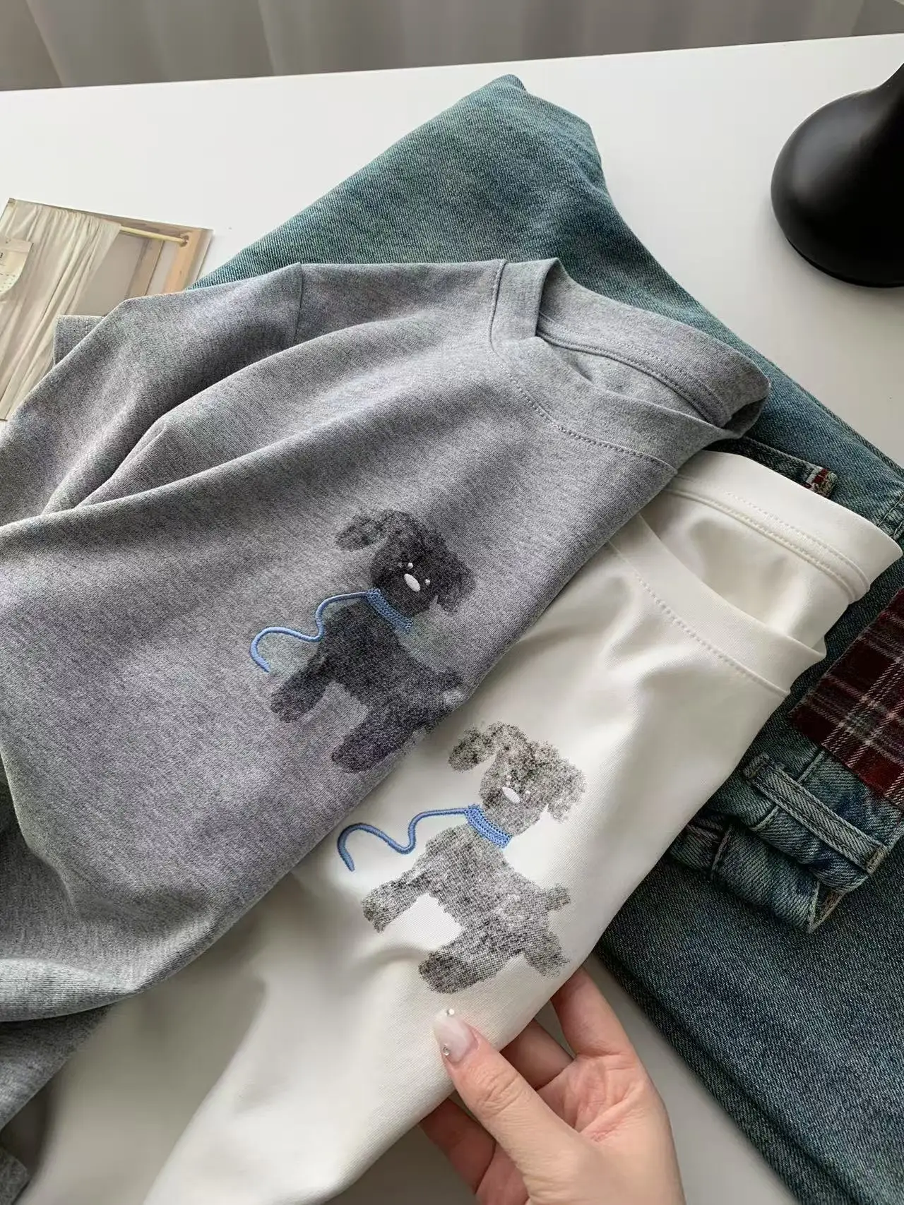 CLAYMIX 2025 Gray Dog Printed Embroidered Short Sleeve T-shirt For Women, Loose And Slim, Casual Shoulder Top Summer
CLAYMIX 2025 Gray Dog Printed Embroidered Short Sleeve T-shirt For Women, Loose And Slim, Casual Shoulder Top Summer