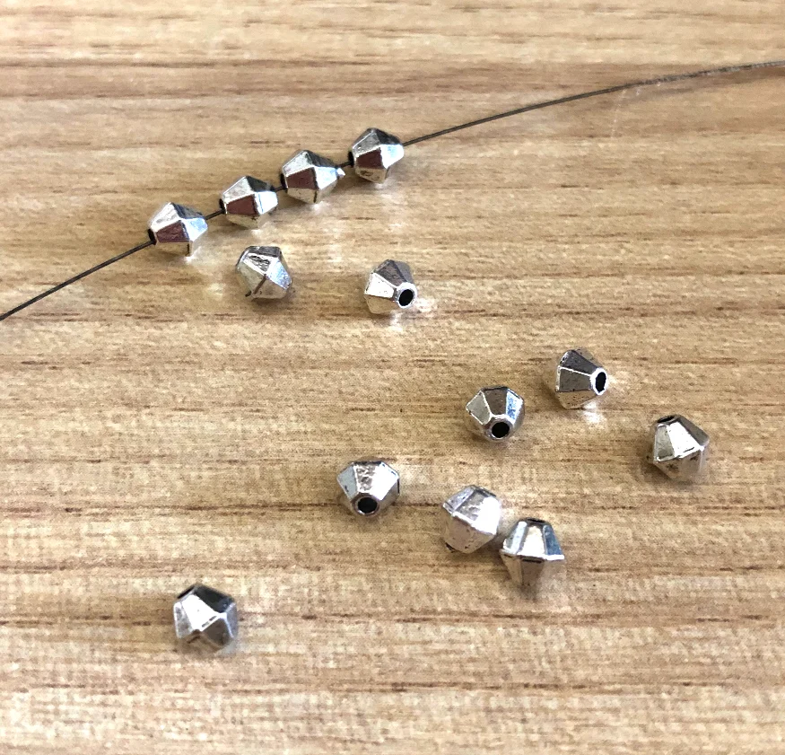 100pcs 4*4mm Alloy metal tibetan silver spacer beads for handmade HW2887
100pcs 4*4mm Alloy metal tibetan silver spacer beads for handmade HW2887