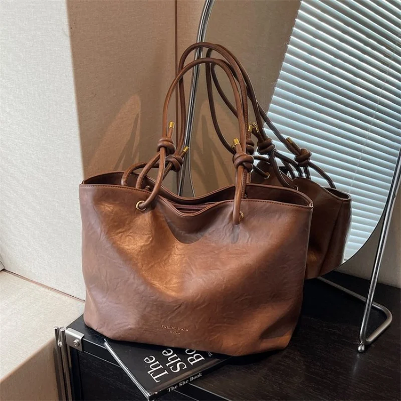 Высококачественная женская роскошная большая сумка с эстетичным и просторным салоном Парижа, подходящая для городских дам
Высококачественная женская роскошная большая сумка с эстетичным и просторным салоном Парижа, подходящая для городских дам 