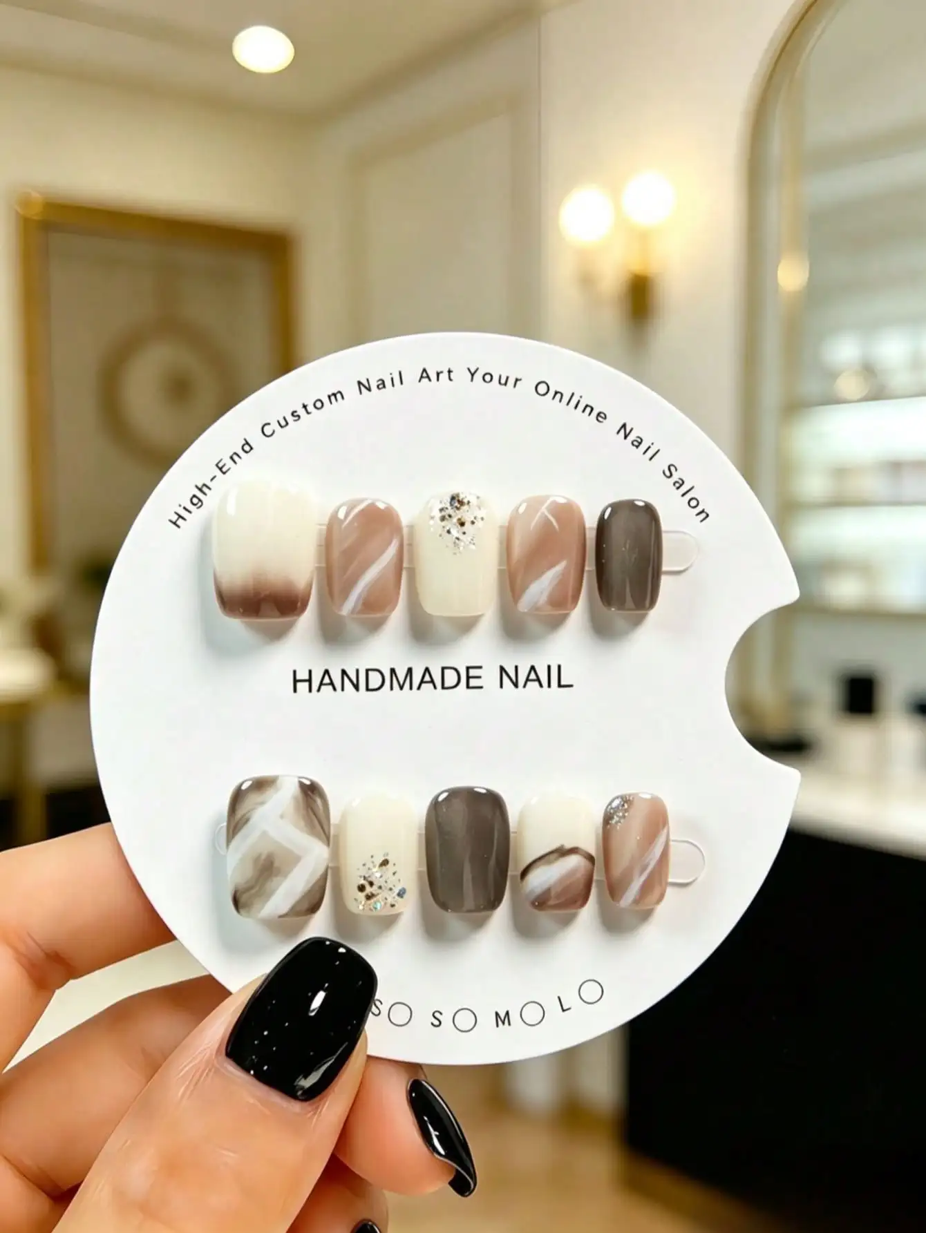 10 Pieces Of Hand-Made Short Square Press-On False Nails. They Showcase A Cloud-Like Marble Gradient Of Ash Brown And Coffee Shades, Paired With Fine Glitter And Silver Foil Fragments. These Beautiful Nails Are Suitable For Women And Girls, Perfect For Pa
10 Pieces Of Hand-Made Short Square Press-On False Nails. They Showcase A Cloud-Like Marble Gradient Of Ash Brown And Coffee Shades, Paired With Fine Glitter And Silver Foil Fragments. These Beautiful Nails Are Suitable For Women And Girls, Perfect For Pa