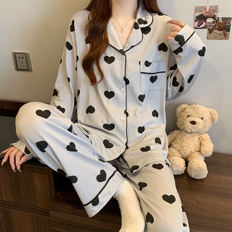 Весенне-осенний комплект домашней одежды из жатой ткани: пижама с длинными рукавами, кардиган и трусики с милым принтом в виде больших сердец, можно носить на выход.
Весенне-осенний комплект домашней одежды из жатой ткани: пижама с длинными рукавами, кардиган и трусики с милым принтом в виде больших сердец, можно носить на выход.