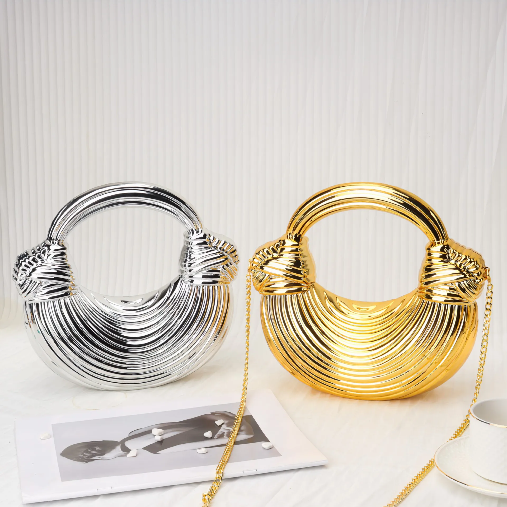 Glossy Acrylic Dumpling Cloud Clutch Shoulder Bag with Knotted Rope Retro Noodle Dinner Bag for Women
Glossy Acrylic Dumpling Cloud Clutch Shoulder Bag with Knotted Rope Retro Noodle Dinner Bag for Women