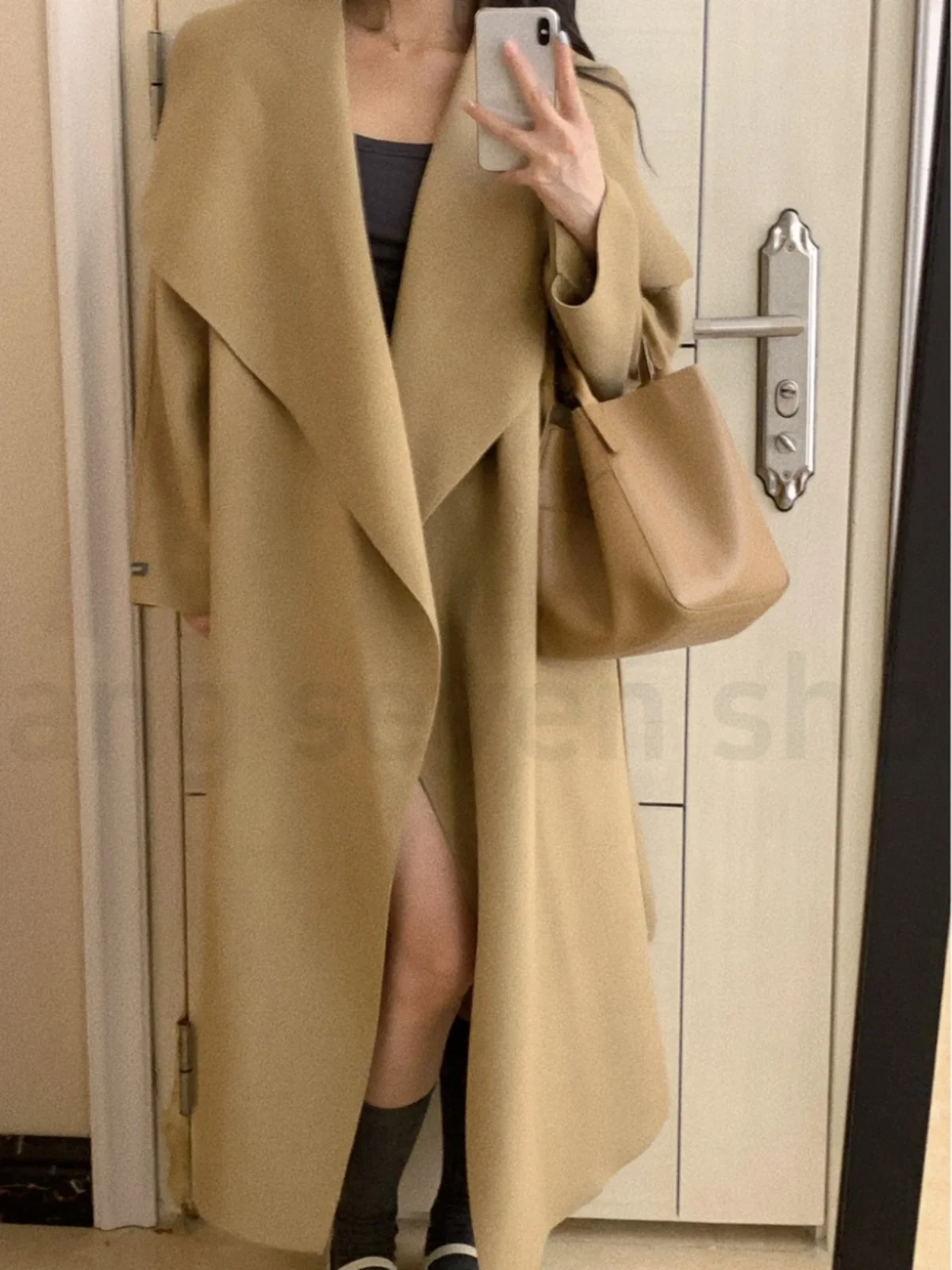 Hepburn Design Double-sided High-end Warm Coat Women Autumn Winter New Beautiful Cloak Long Jacket Cardigan Loose Big Collar
Hepburn Design Double-sided High-end Warm Coat Women Autumn Winter New Beautiful Cloak Long Jacket Cardigan Loose Big Collar