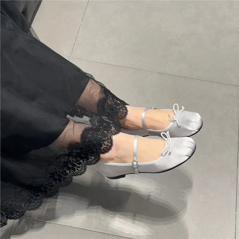New Versatile Fairy Bow Ballet Dance Shoes Women's Silk Ribbon Flat Bottom Silver Single Shoes
New Versatile Fairy Bow Ballet Dance Shoes Women's Silk Ribbon Flat Bottom Silver Single Shoes